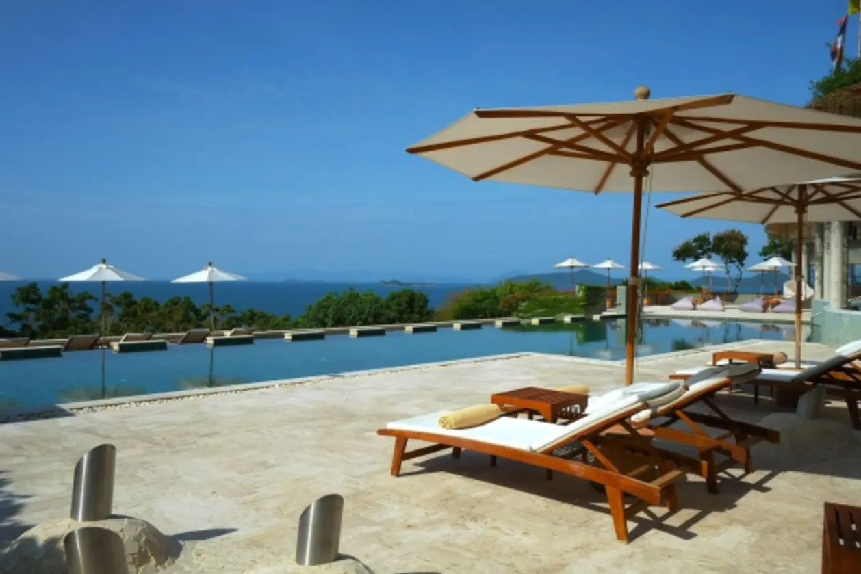 Destination spa kamalaya — sunbeds at pool